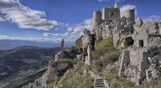 Geography Trivia Question: In which Italian region is the Rocca Calascio Castle?