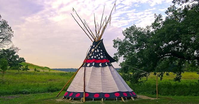Общество Вопрос: Как называется традиционное переносное жилище кочевых индейцев Великих равнин в США?