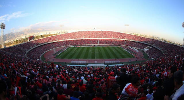 Спорт Вопрос: Крупнейшим стадионом какой страны является стадион Азади?