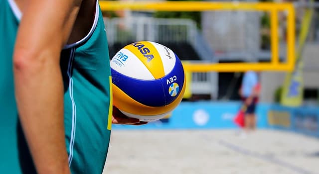 Спорт Вопрос: Продукцию какой компании традиционно связывают с волейбольными мячами?