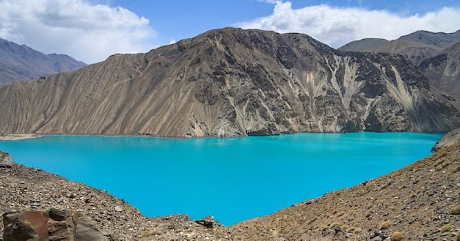 География Вопрос: Сколько процентов площади Таджикистана состоит из гор?