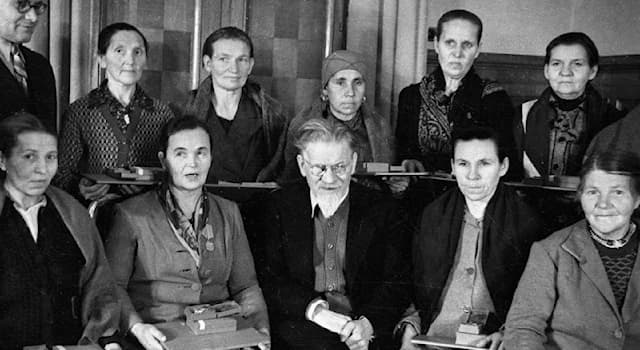 История Вопрос: Сколько женщин впервые в истории СССР в 1944 году были удостоены звания «Мать-героиня»?