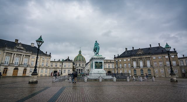 Общество Вопрос: Чьей резиденцией является дворец Амалиенборг?