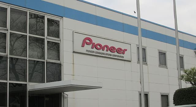 Общество Вопрос: Что производит международная корпорация Pioneer Corporation?