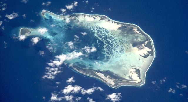 География Вопрос: Как называется группа из 27 мелких коралловых островов, расположенных в Индийском океане?