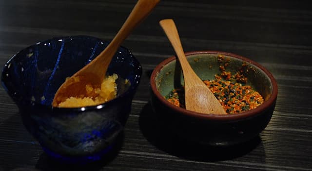 Общество Вопрос: Как называется японская приправа, состоящая из перца, кунжута, водорослей, имбиря и апельсиновой цедры?