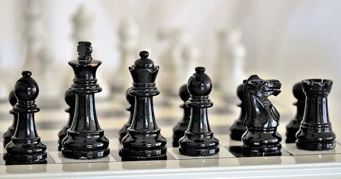 Спорт Вопрос: Какая шахматная фигура из перечисленных может перемещаться на любое число полей по диагонали?