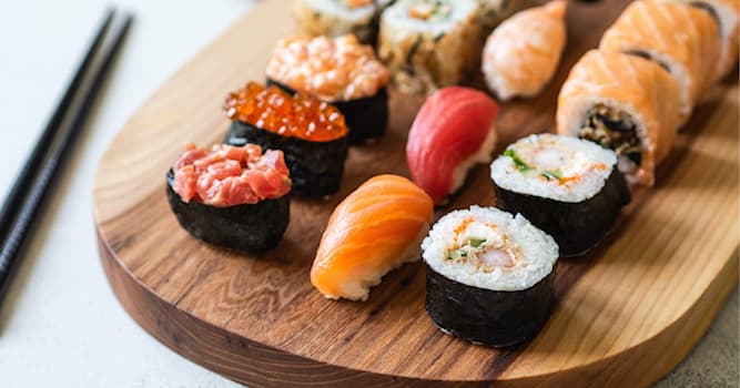 Культура Вопрос: Каким прибором едят суши?