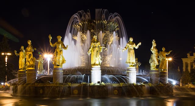 Культура Вопрос: Какое наркотическое растение входит в состав снопа, венчающего собой фонтан Дружбы народов в Москве?