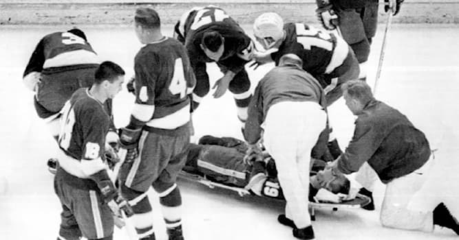Спорт Вопрос: Какой американский хоккеист является единственным, который умер в результате травм, полученных во время игры?