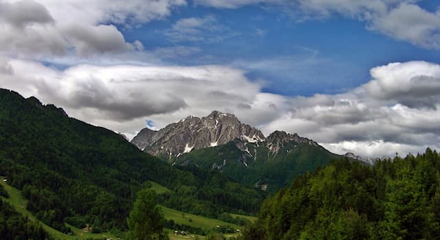 География Вопрос: Какой горный хребет формирует естественную границу между Австрией и Словенией?