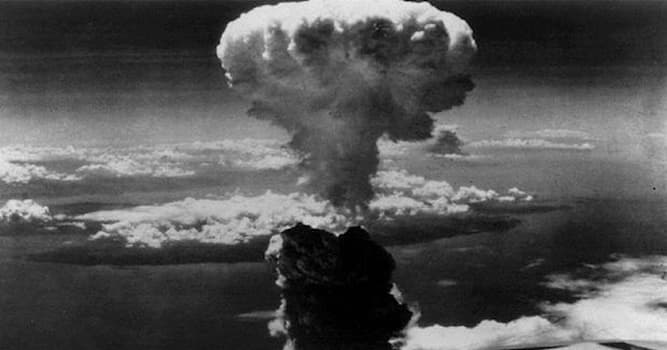 История Вопрос: Когда была сброшена ядерная бомба на Хиросиму?