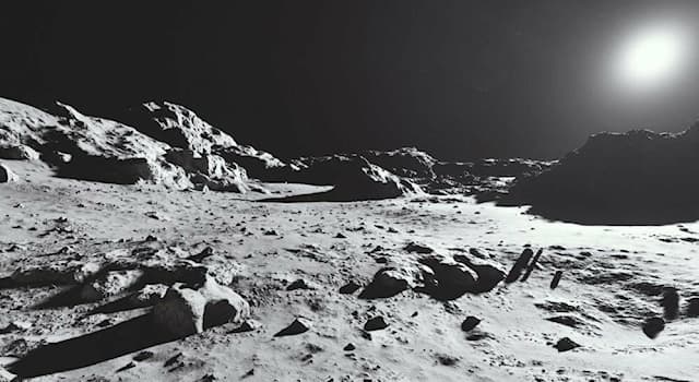 Общество Вопрос: Кто из мировых фантастов вёл прямые телерепортажи об экспедициях США на Луну?