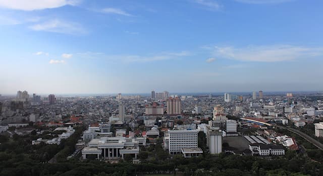 География Вопрос: Название какого города Индонезии переводится с индонезийского как "город благополучной победы"?