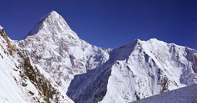 География Вопрос: Самая высокая горная точка в Казахстане?