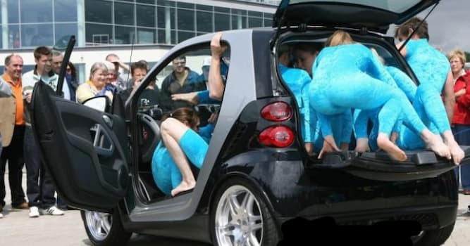 Общество Вопрос: Сколько человек, согласно Книге рекордов Гиннесса, смогли вместить в салон двухместного авто Smart?