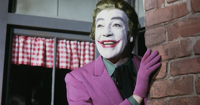 Кино Вопрос: В исполнении какого актёра Джокер впервые появился на экранах?