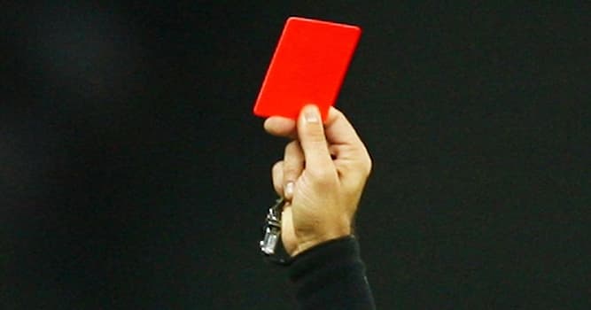 Спорт Вопрос: В какой стране произошёл инцидент в футболе, когда арбитр Энди Вэйн показал себе красную карточку?