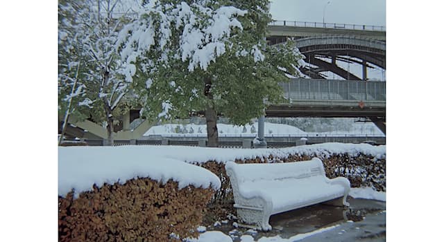 Кино Вопрос: В каком советском фильме был показан самый ранний (за всю историю метеорологии) снег, выпавший в Москве?
