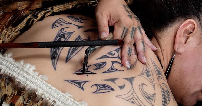 Культура Вопрос: В каком возрасте представители народа маори наносили на свои тела первые татуировки?