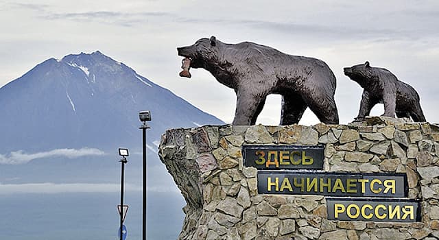 География Вопрос: Возле какого из городов находится этот памятник, называемый «Здесь начинается Россия»?