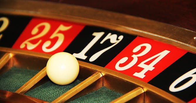 Société Question: Qui veille au bon déroulement des jeux sur les tables de casino ?