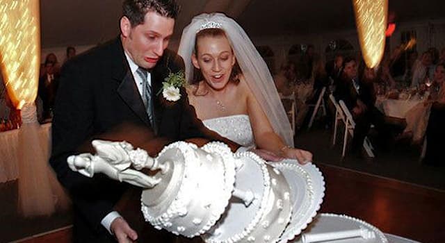 History Trivia Question: When did the color white for wedding cakes become a tradition?