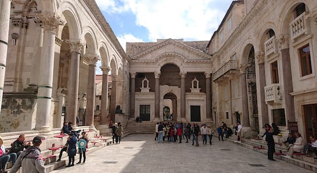 Культура Вопрос: Где находится изображённый на фото дворец Диоклетиана, являющийся объектом Всемирного наследия ЮНЕСКО?
