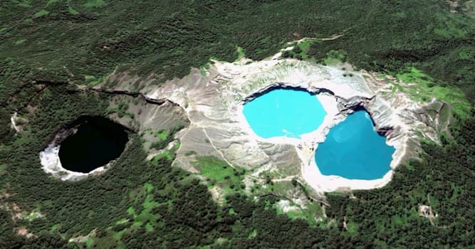 География Вопрос: Где находится вулкан Келимуту с тремя кратерными озёрами?
