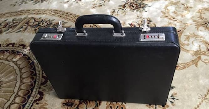 История Вопрос: Как назывался популярный в 80-е годы портфель-чемоданчик?