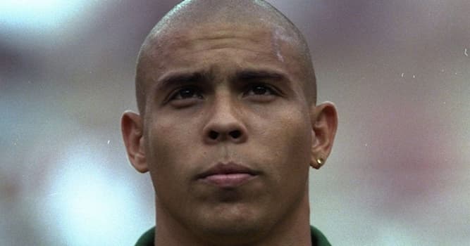 Спорт Вопрос: Какое прозвище у легендарного бразильского нападающего Роналду?