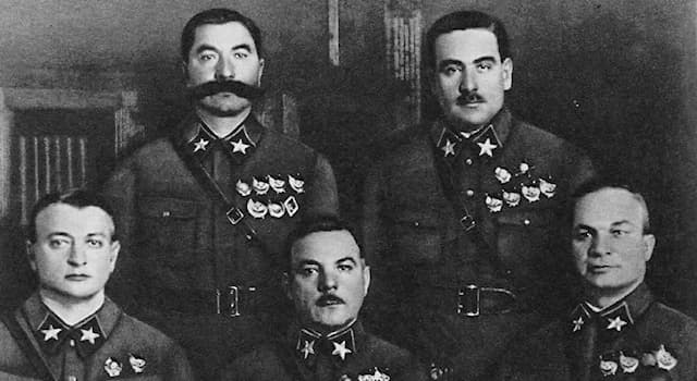 История Вопрос: Когда было введено воинское звание Маршал Советского Союза лицам Высшего командного состава?
