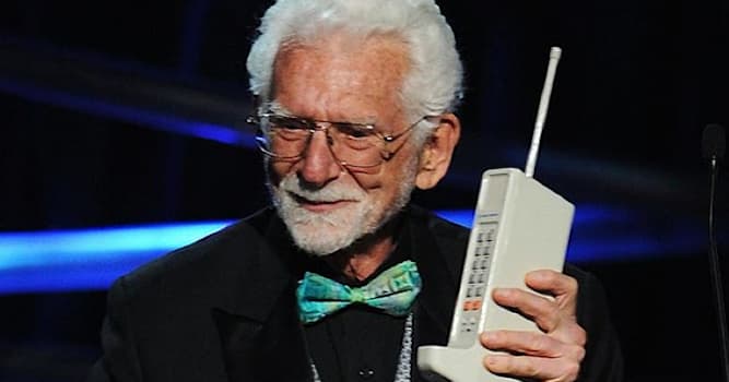 История Вопрос: Кому позвонил Мартин Купер с первого мобильного телефона?