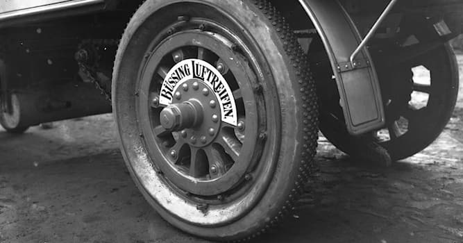 Наука Вопрос: Кто из учёных впервые запатентовал пневматическую шину для транспортных средств?