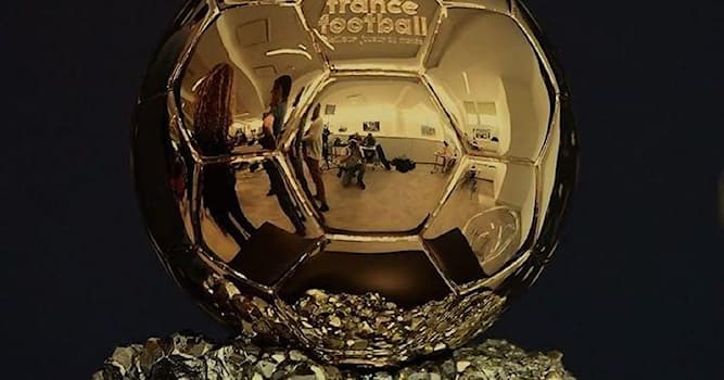 Спорт Вопрос: Кто стал обладателем награды «Золотой Мяч» в 2021 году?