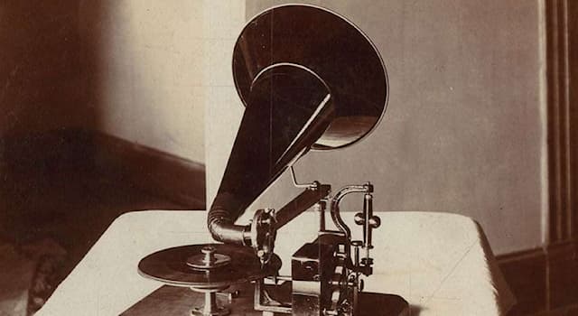 История Вопрос: Кто является изобретателем первого граммофона и грампластинки к нему?