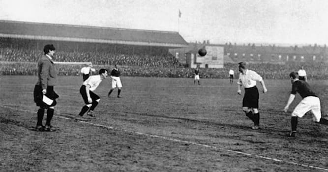 Спорт Вопрос: Между какими командами случился первый официальный международный футбольный матч в 1872 году?