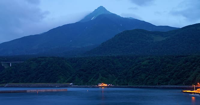География Вопрос: На каком острове расположен вулкан Рисири?