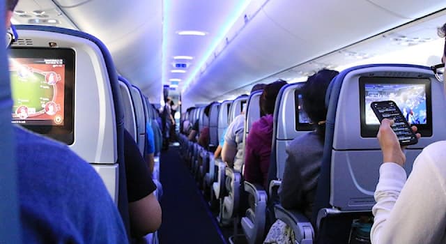Общество Вопрос: О чём экипаж самолёта всегда просит пассажиров перед взлётом и перед посадкой?