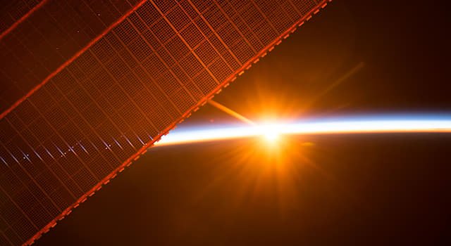 Наука Вопрос: Сколько раз за сутки на Международной космической станции экипаж наблюдает закаты и восходы Солнца?