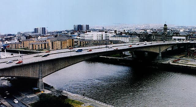 Geography Trivia Question: The Kingston Bridge is in which Scottish city?