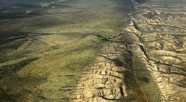 Science Trivia Question: The San Andreas Fault forms the boundary between which two plates?
