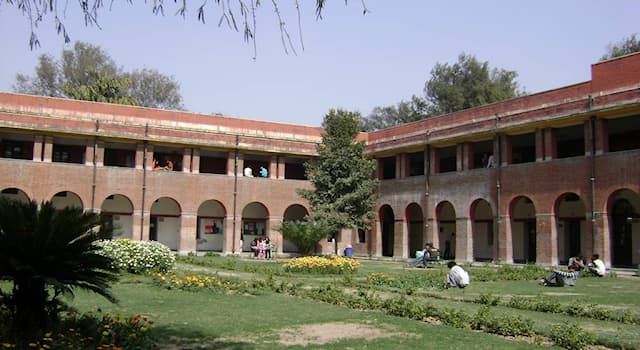 Общество Вопрос: В какой стране находится университет Джавахарлала Неру?