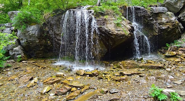 География Вопрос: В какой стране находится урочище и водопад Чечкыш, что означает означает «узенький»?