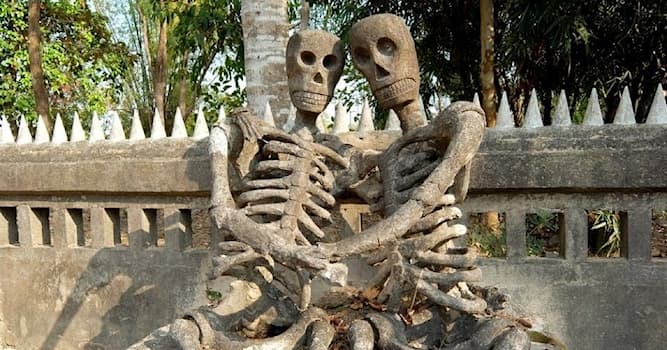 География Вопрос: В какой стране стоит памятник влюбленным скелетам?