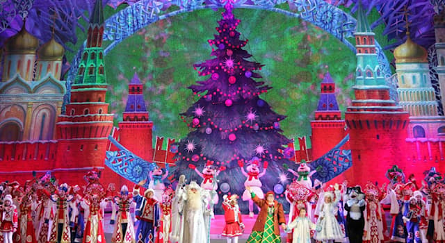 Культура Вопрос: В каком году в СССР стало проходить новогоднее представление для детей в Кремле - «Кремлёвская ёлка»?
