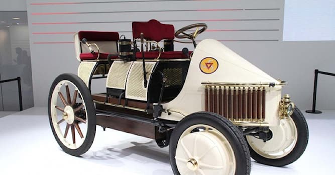 История Вопрос: В каком году широкой публике был представлен первый гибридный автомобиль?