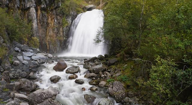География Вопрос: В каком из регионов находится этот водопад, называемый Камышлинский?