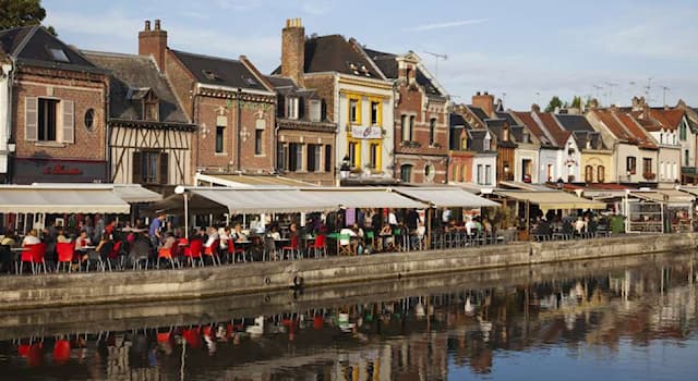 Geography Trivia Question: Which river crosses the ancient French city of Amiens?