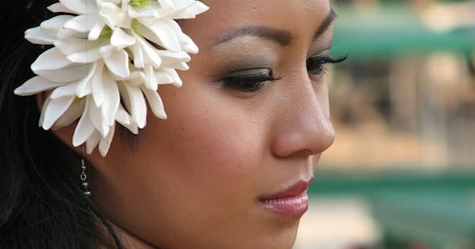 Общество Вопрос: Зачем жительницы гавайских островов носят цветок за правым ухом?